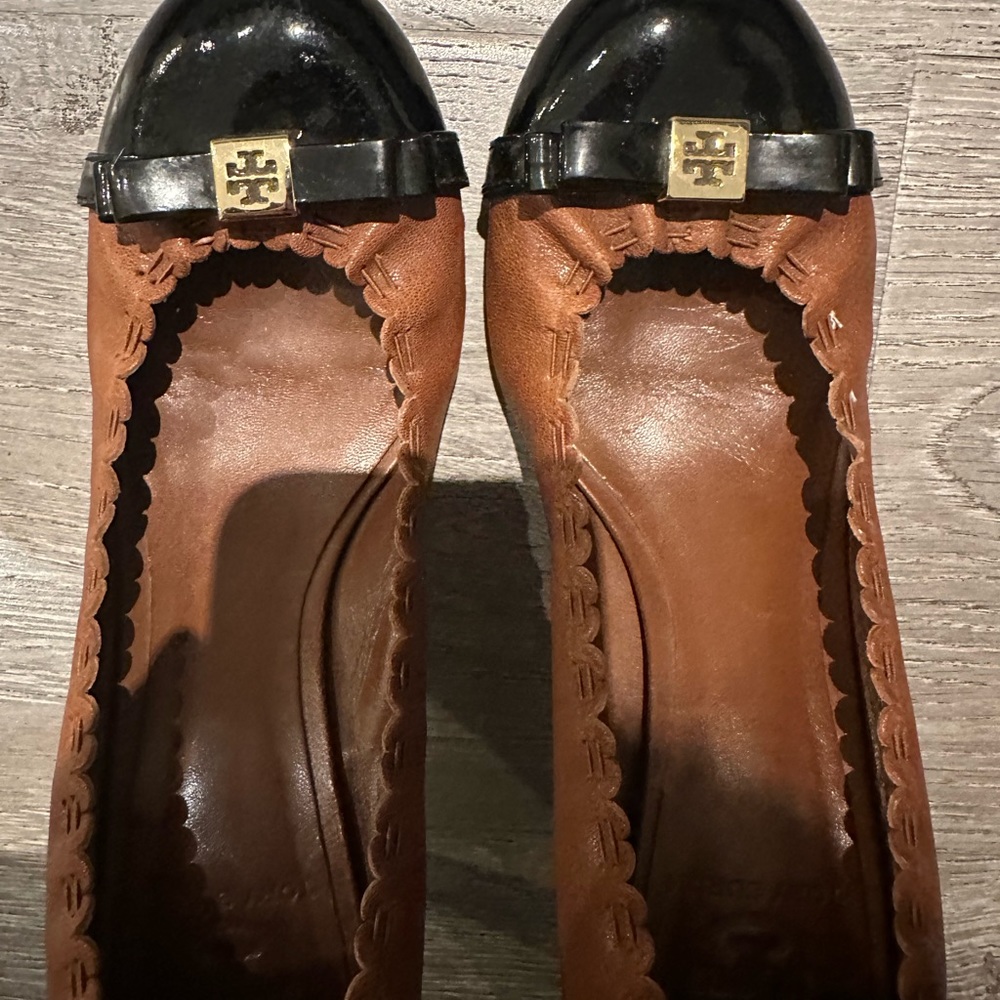 Tory Burch - leather bow accents pumps - brown and black